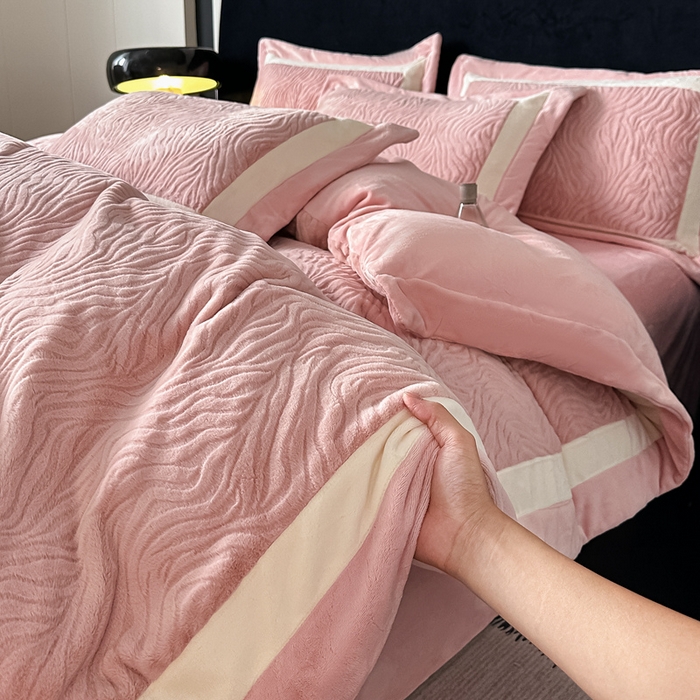 91家纺网 家纺一手货源 找家纺 锦铭源家纺 2025新款雪貂绒烂花75D全消光超柔樱花绒双拼角四件套牛奶绒四件套【有买家秀】 轻奢-粉