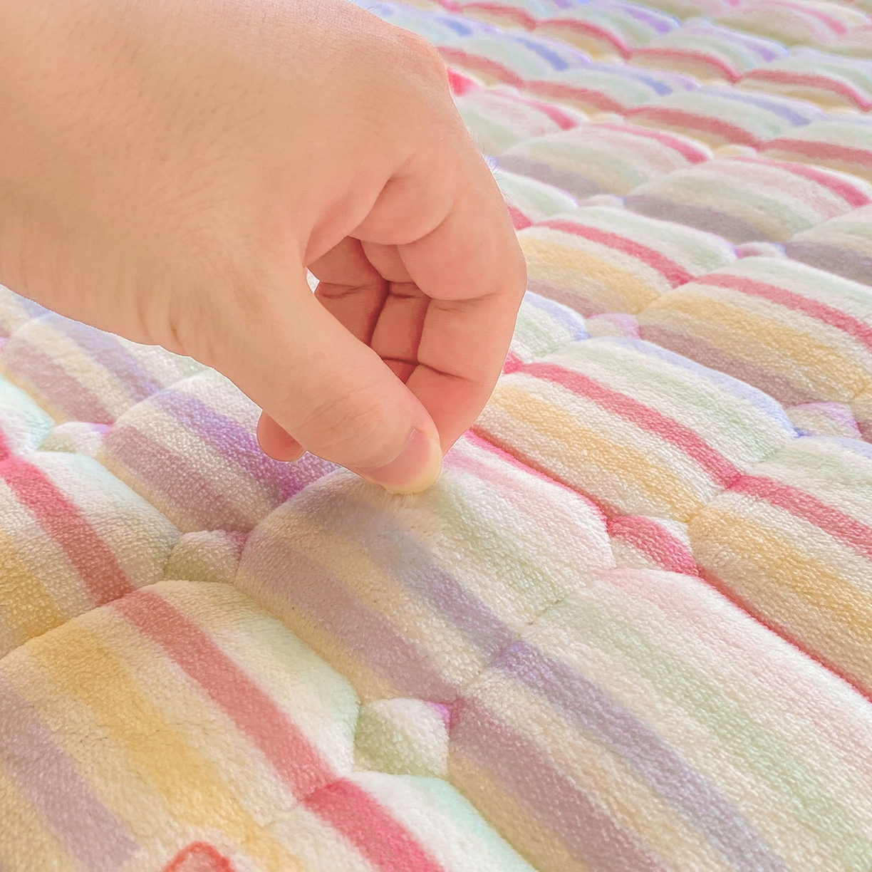 91家纺网 家纺一手货源 找家纺 眠势力 2025新款牛奶绒床垫加绒床褥子秋冬保暖珊瑚绒夹棉床护垫 彩虹旋律