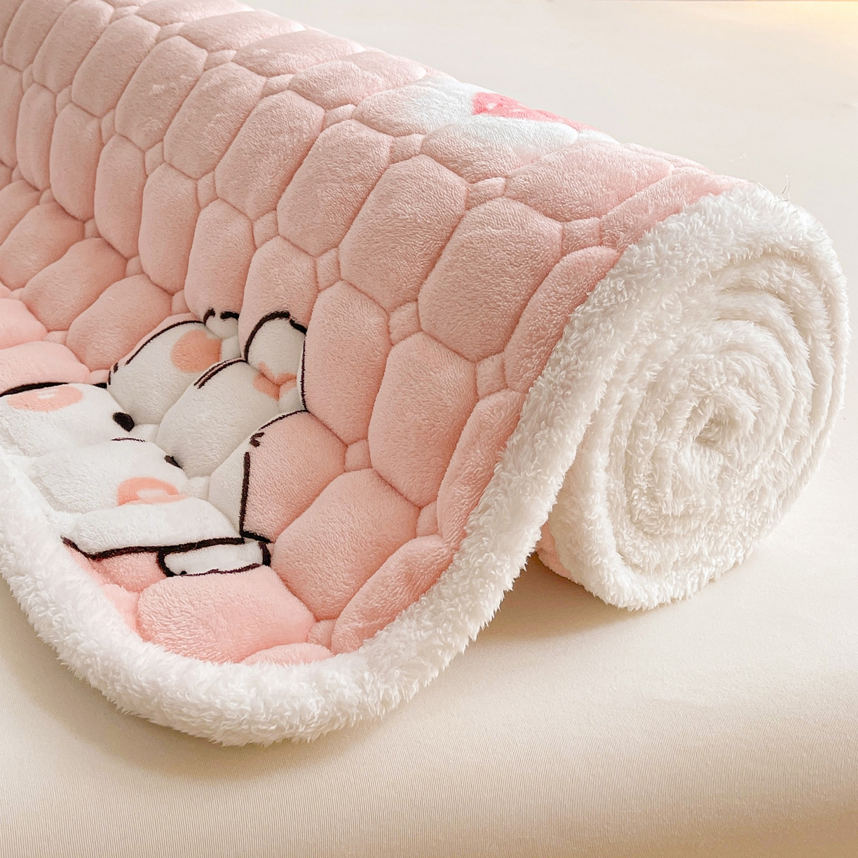 91家纺网 家纺一手货源 找家纺 眠势力 2025新款牛奶绒床垫加绒床褥子秋冬保暖珊瑚绒夹棉床护垫 草莓兔