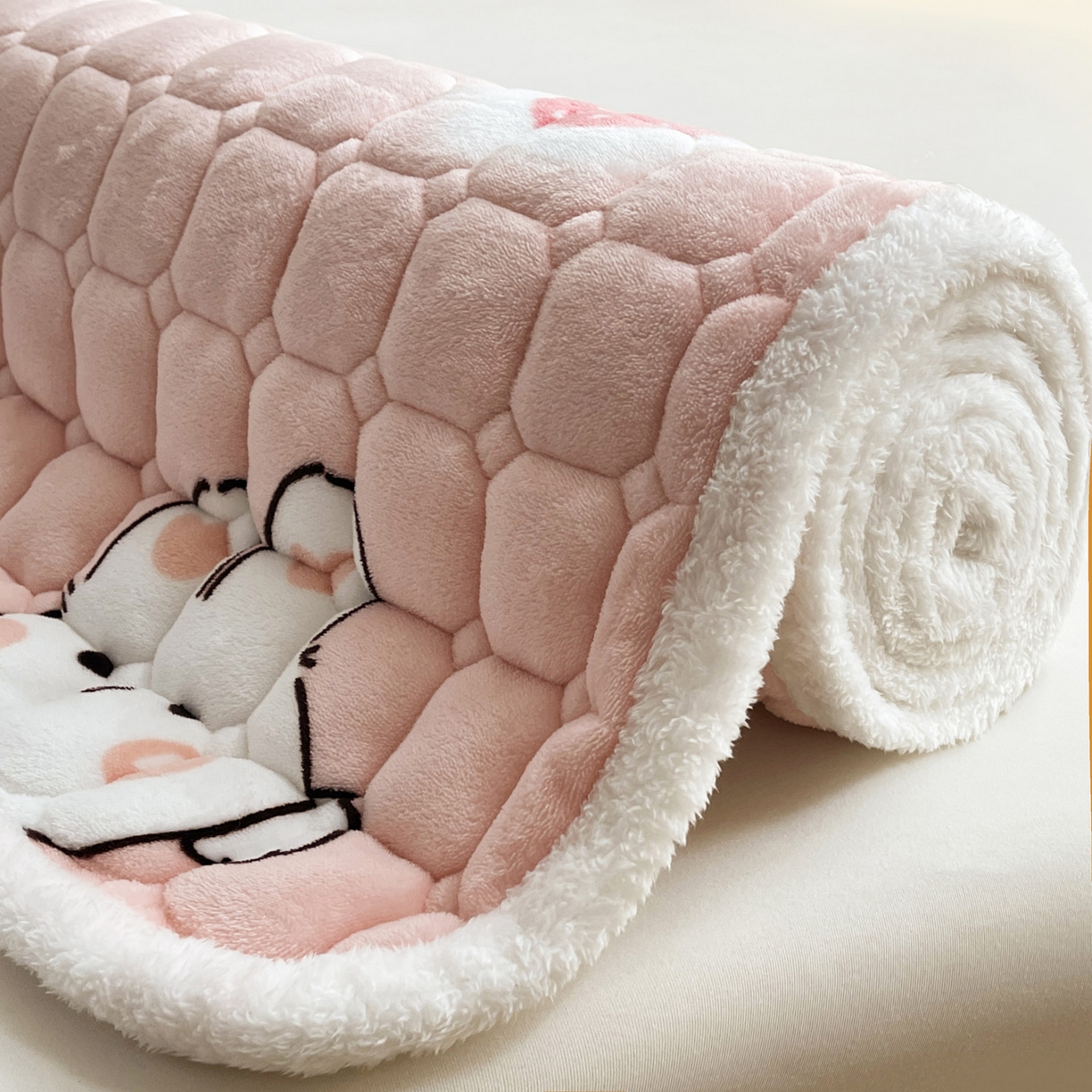 91家纺网 家纺一手货源 找家纺 眠势力 2025新款牛奶绒床垫加绒床褥子秋冬保暖珊瑚绒夹棉床护垫 草莓兔