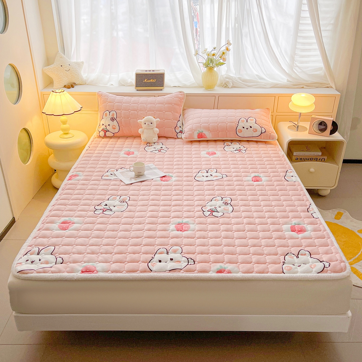 91家纺网 家纺一手货源 找家纺 眠势力 2025新款牛奶绒床垫加绒床褥子秋冬保暖珊瑚绒夹棉床护垫 草莓兔