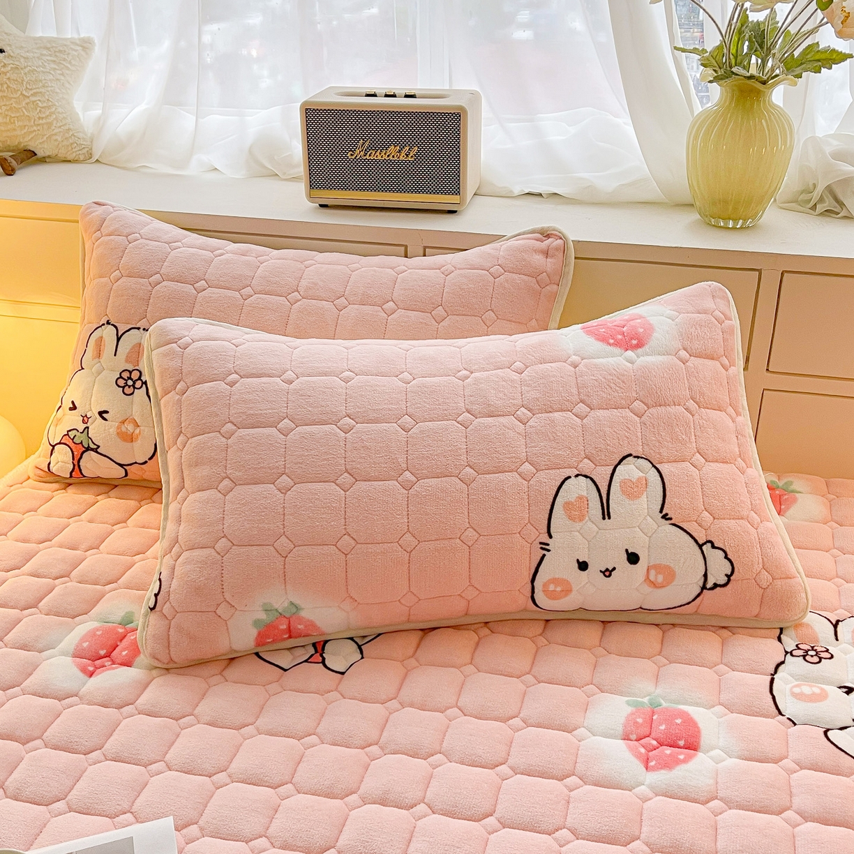 91家纺网 家纺一手货源 找家纺 眠势力 2025新款牛奶绒床垫加绒床褥子秋冬保暖珊瑚绒夹棉床护垫 草莓兔