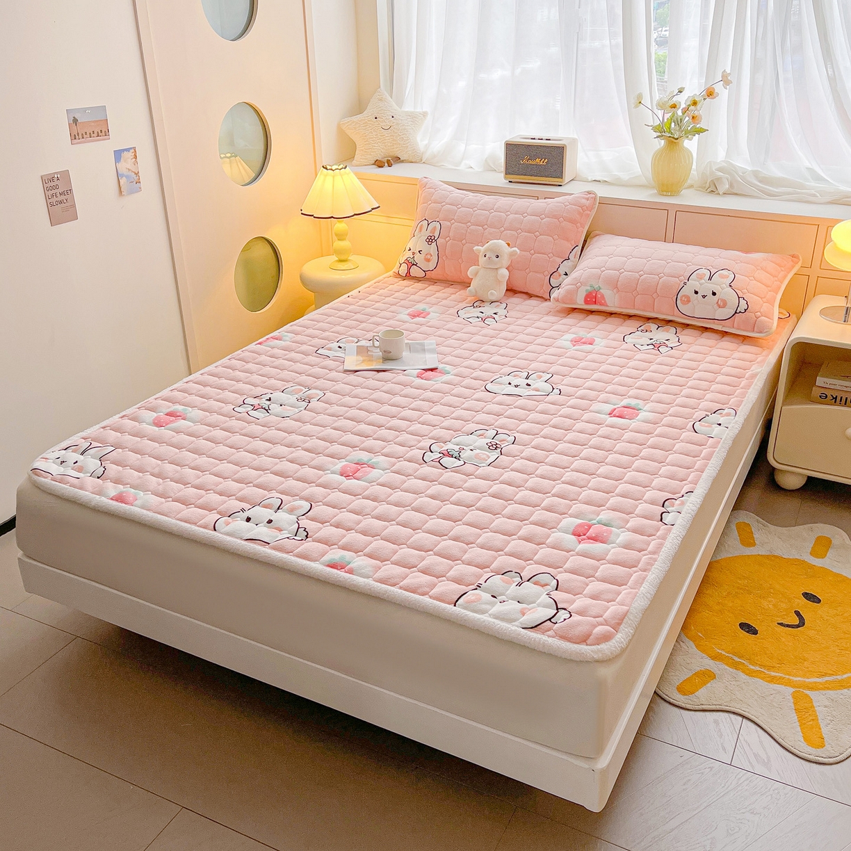 91家纺网 家纺一手货源 找家纺 眠势力 2025新款牛奶绒床垫加绒床褥子秋冬保暖珊瑚绒夹棉床护垫 草莓兔