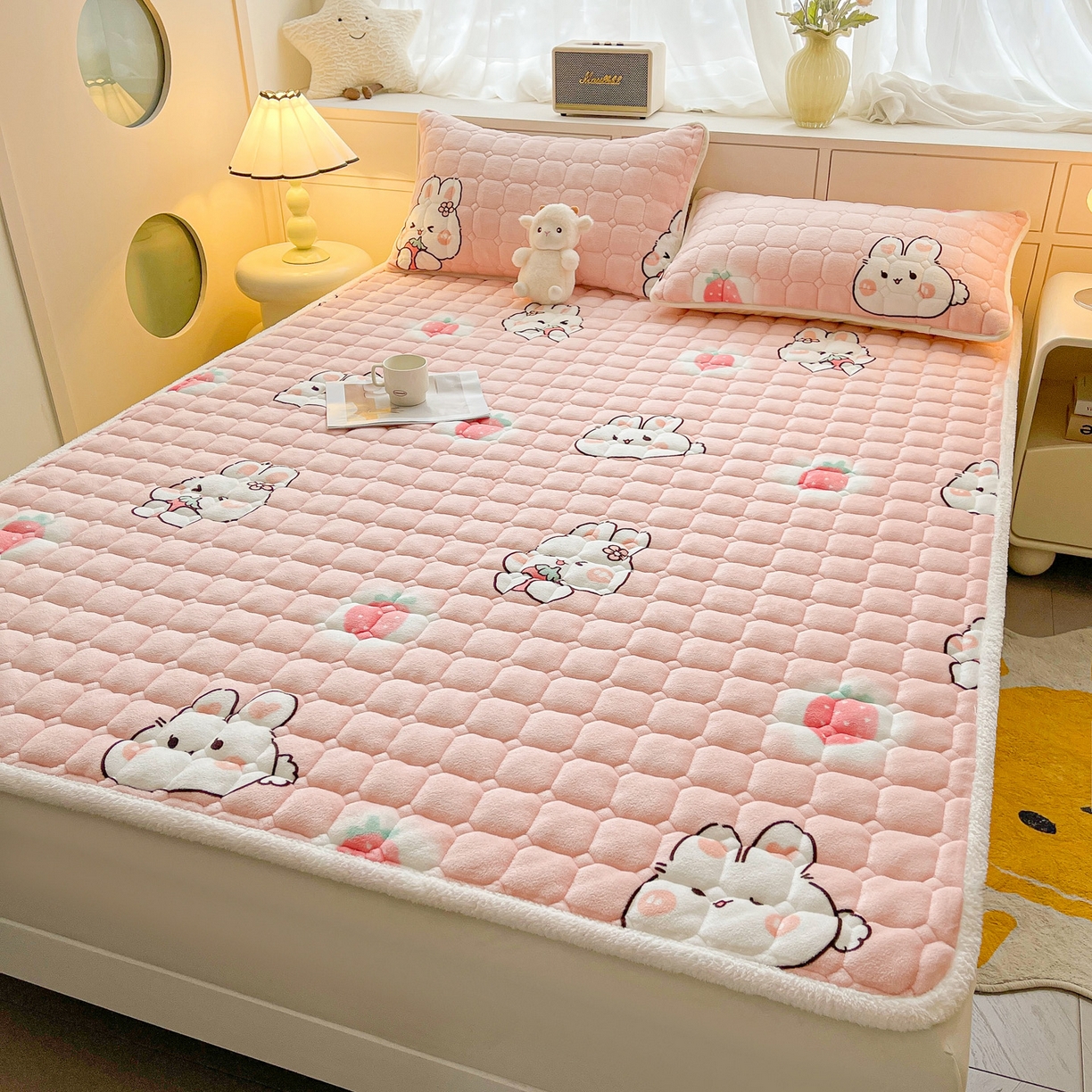 91家纺网 家纺一手货源 找家纺 眠势力 2025新款牛奶绒床垫加绒床褥子秋冬保暖珊瑚绒夹棉床护垫 草莓兔