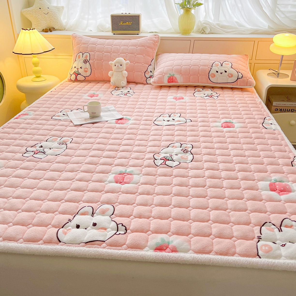 91家纺网 家纺一手货源 找家纺 眠势力 2025新款牛奶绒床垫加绒床褥子秋冬保暖珊瑚绒夹棉床护垫 草莓兔