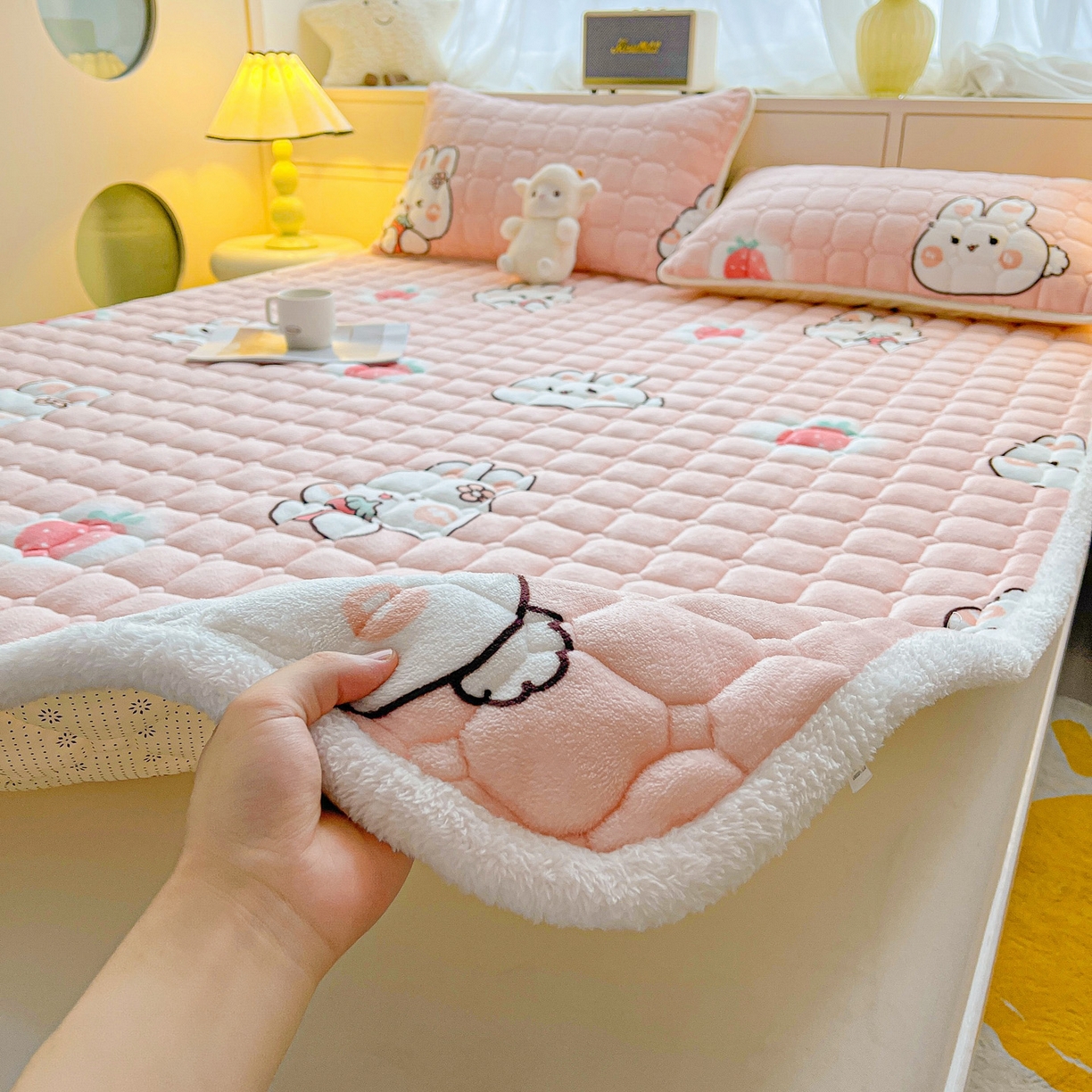 91家纺网 家纺一手货源 找家纺 眠势力 2025新款牛奶绒床垫加绒床褥子秋冬保暖珊瑚绒夹棉床护垫 草莓兔
