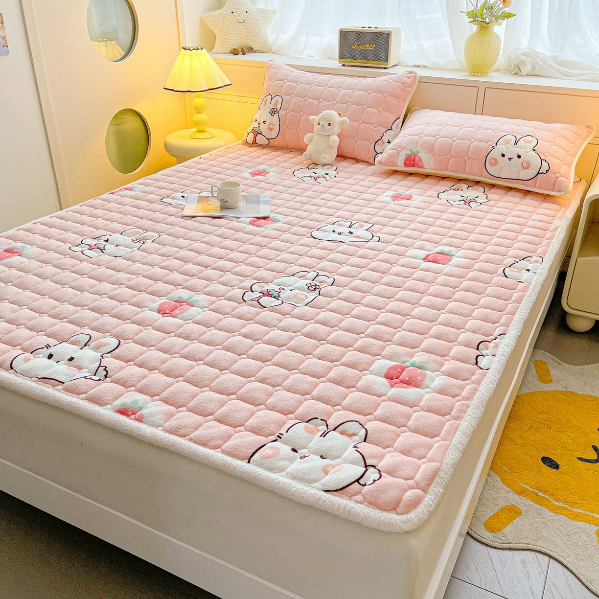 91家纺网 家纺一手货源 找家纺 眠势力 2025新款牛奶绒床垫加绒床褥子秋冬保暖珊瑚绒夹棉床护垫 草莓兔