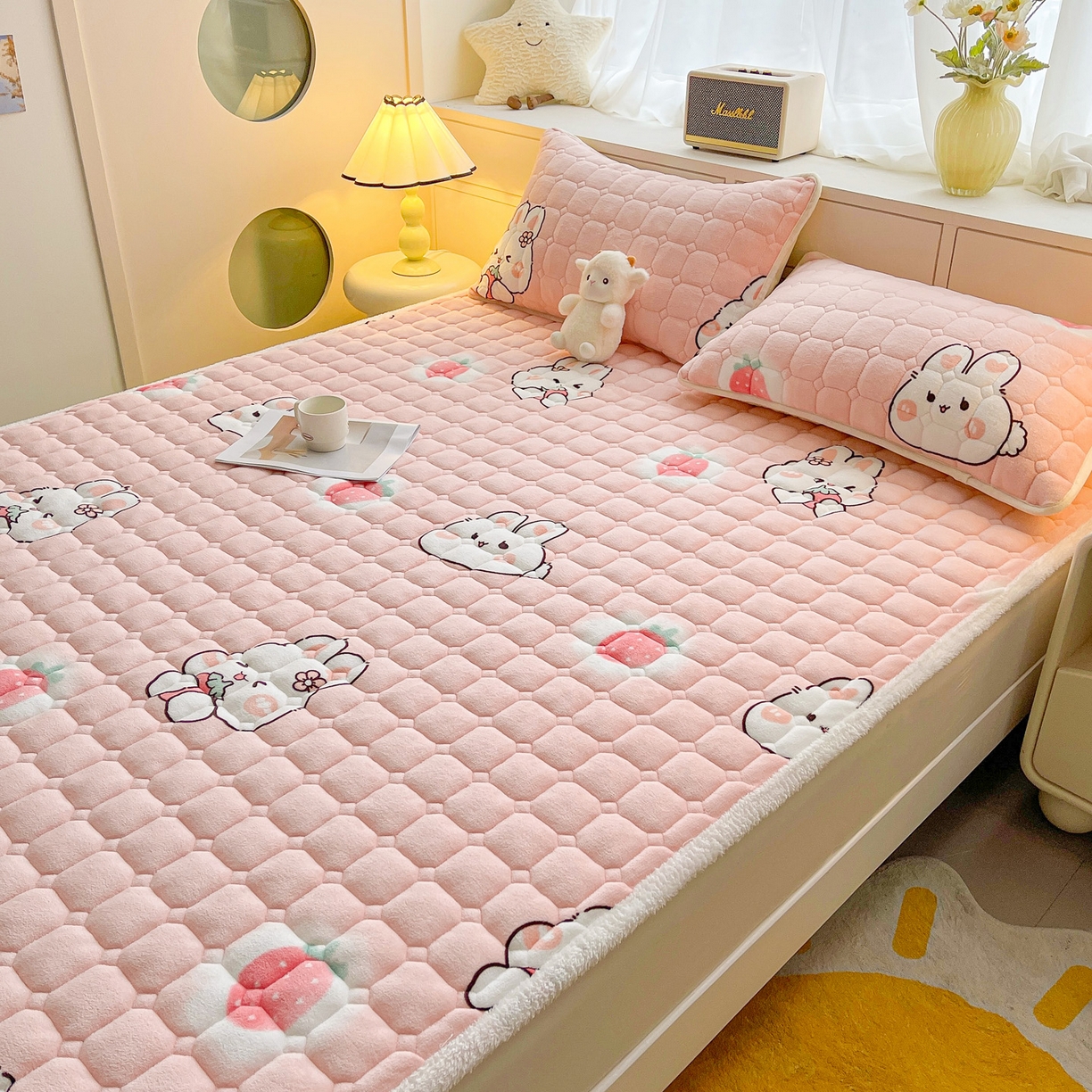 91家纺网 家纺一手货源 找家纺 眠势力 2025新款牛奶绒床垫加绒床褥子秋冬保暖珊瑚绒夹棉床护垫 草莓兔