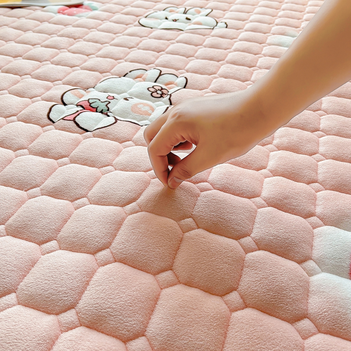 91家纺网 家纺一手货源 找家纺 眠势力 2025新款牛奶绒床垫加绒床褥子秋冬保暖珊瑚绒夹棉床护垫 草莓兔