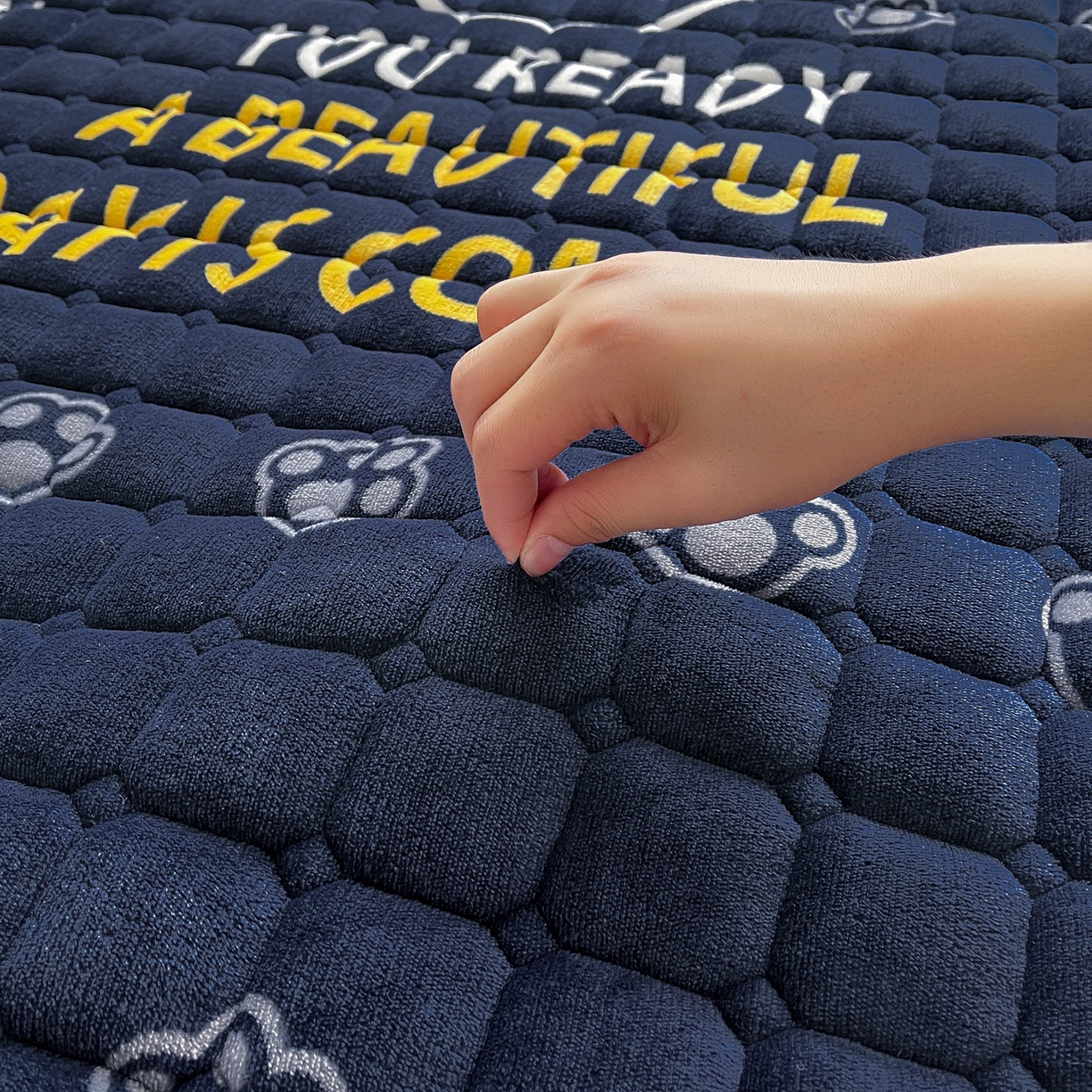 91家纺网 家纺一手货源 找家纺 眠势力 2025新款牛奶绒床垫加绒床褥子秋冬保暖珊瑚绒夹棉床护垫 潮小熊