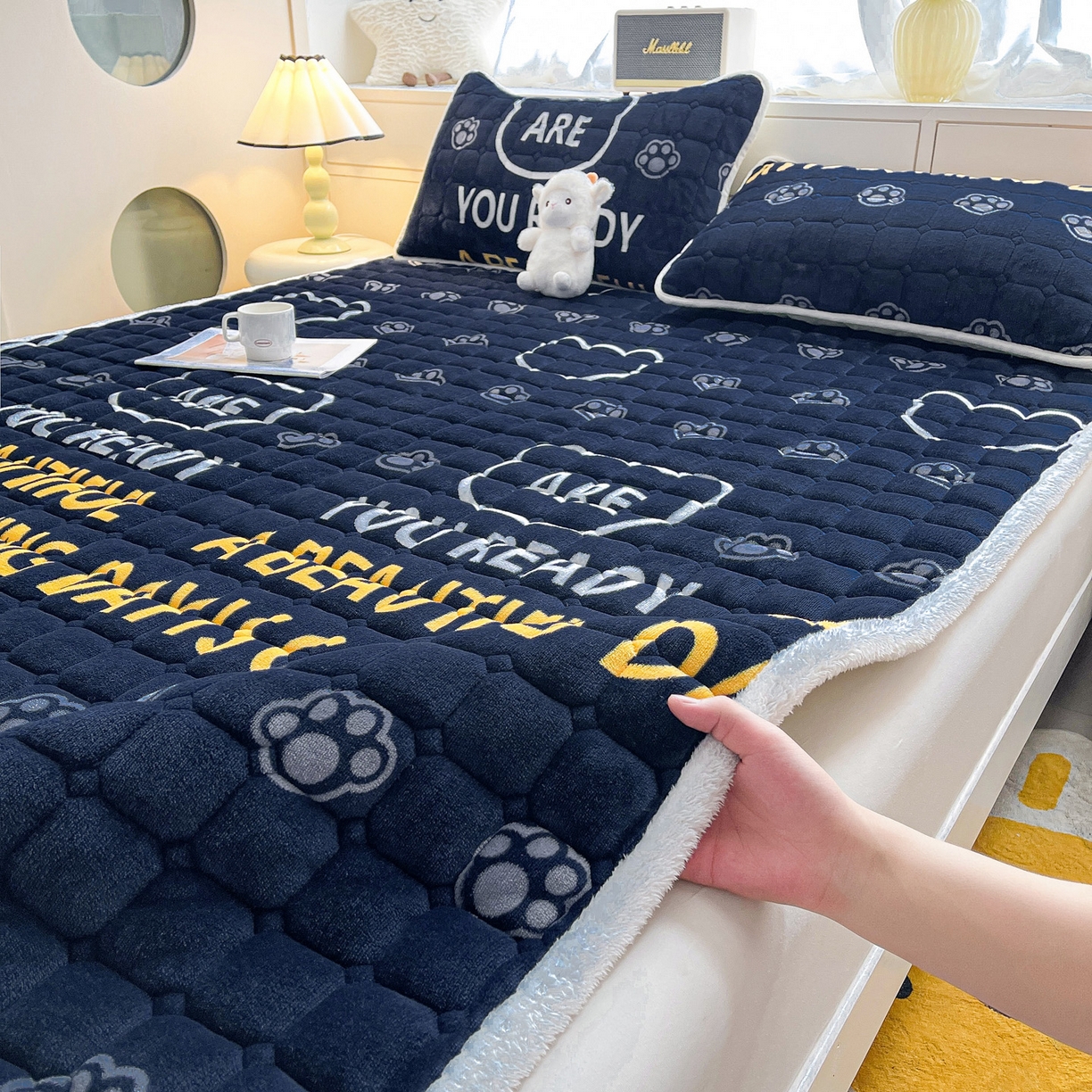 91家纺网 家纺一手货源 找家纺 眠势力 2025新款牛奶绒床垫加绒床褥子秋冬保暖珊瑚绒夹棉床护垫 潮小熊