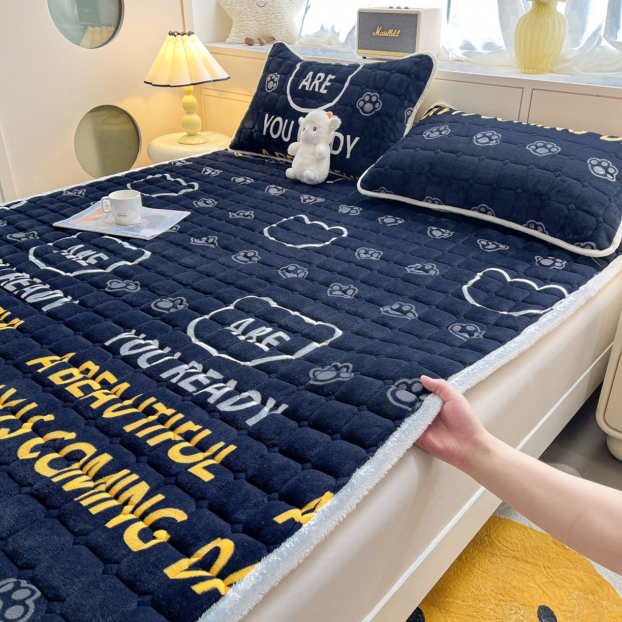 91家纺网 家纺一手货源 找家纺 眠势力 2025新款牛奶绒床垫加绒床褥子秋冬保暖珊瑚绒夹棉床护垫 潮小熊