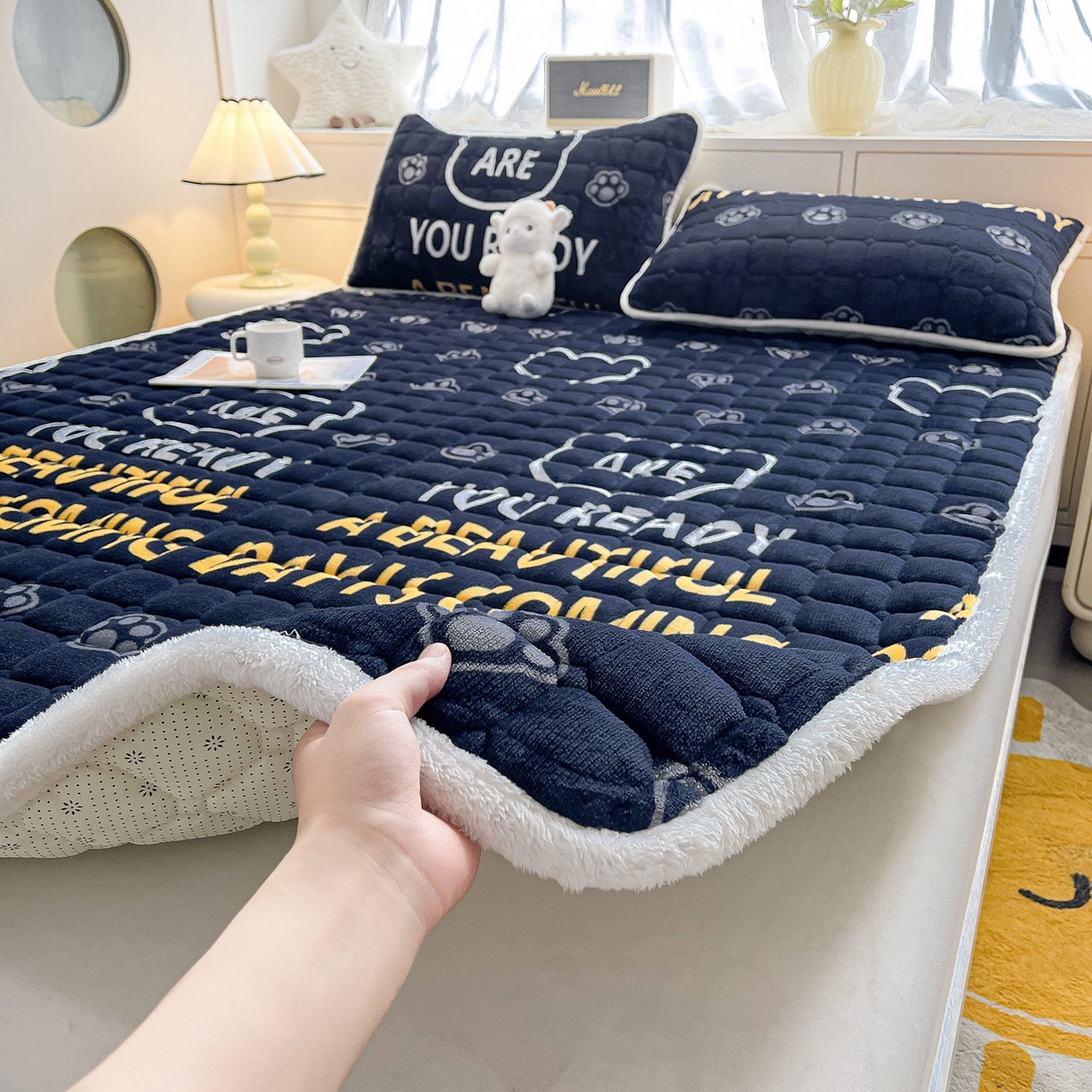 91家纺网 家纺一手货源 找家纺 眠势力 2025新款牛奶绒床垫加绒床褥子秋冬保暖珊瑚绒夹棉床护垫 潮小熊