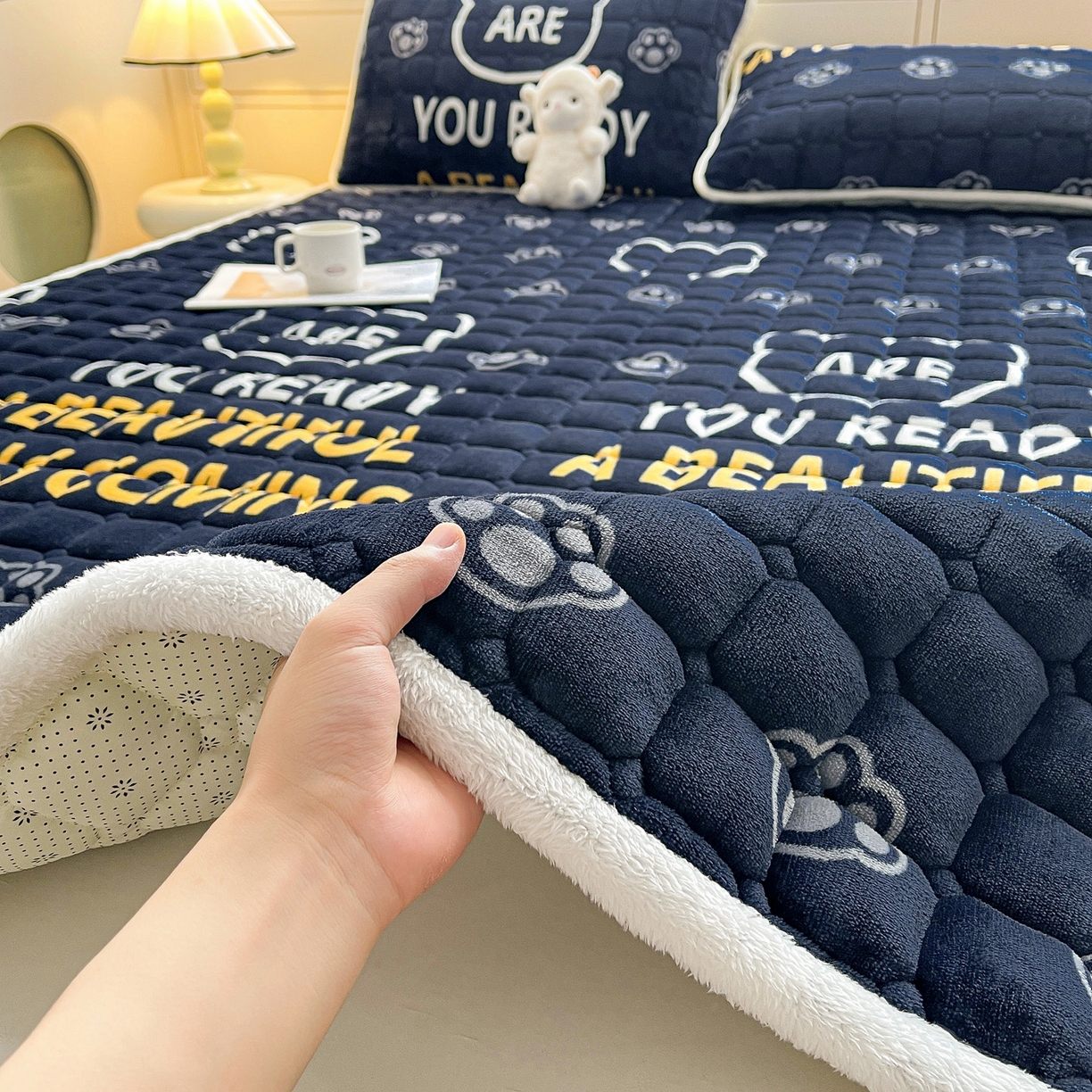 91家纺网 家纺一手货源 找家纺 眠势力 2025新款牛奶绒床垫加绒床褥子秋冬保暖珊瑚绒夹棉床护垫 潮小熊