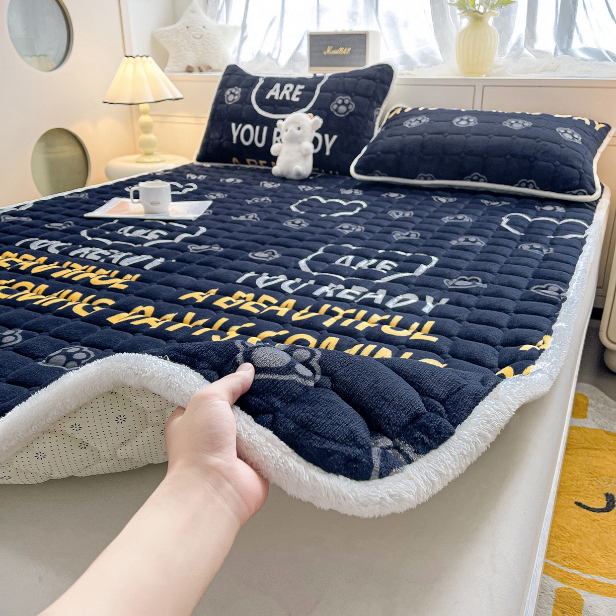 91家纺网 家纺一手货源 找家纺 眠势力 2025新款牛奶绒床垫加绒床褥子秋冬保暖珊瑚绒夹棉床护垫 潮小熊