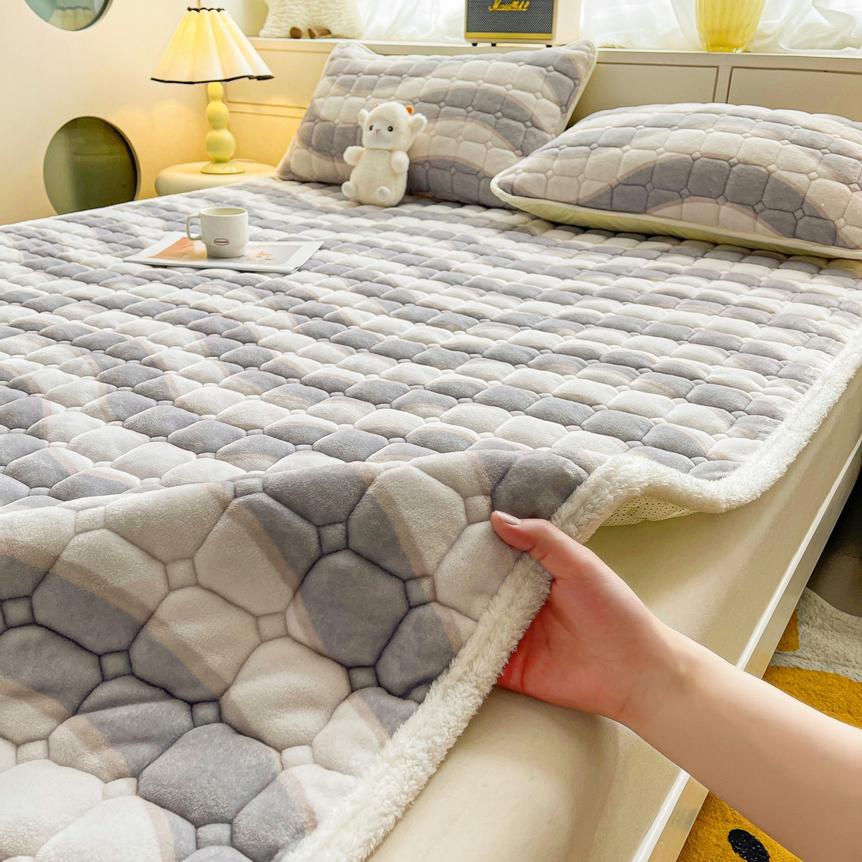 91家纺网 家纺一手货源 找家纺 眠势力 2025新款牛奶绒床垫加绒床褥子秋冬保暖珊瑚绒夹棉床护垫 乘风破浪