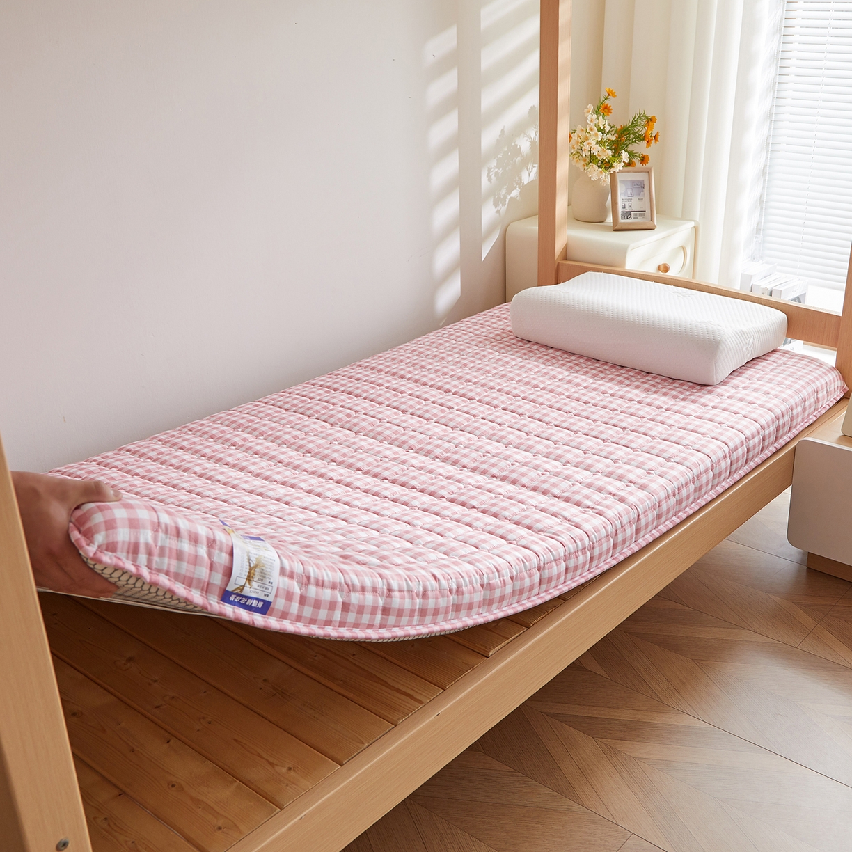 91家纺网 家纺一手货源 找家纺 缦吉 2025新款密格新疆棉花抗压棉学生款床垫 粉小格