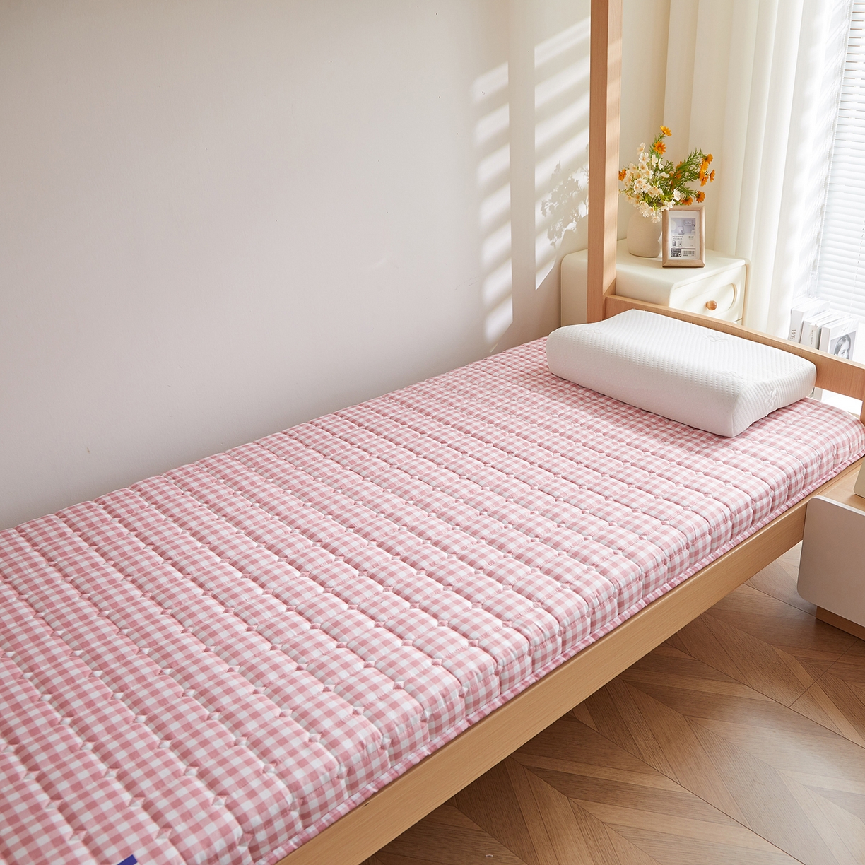 91家纺网 家纺一手货源 找家纺 缦吉 2025新款密格新疆棉花抗压棉学生款床垫 粉小格