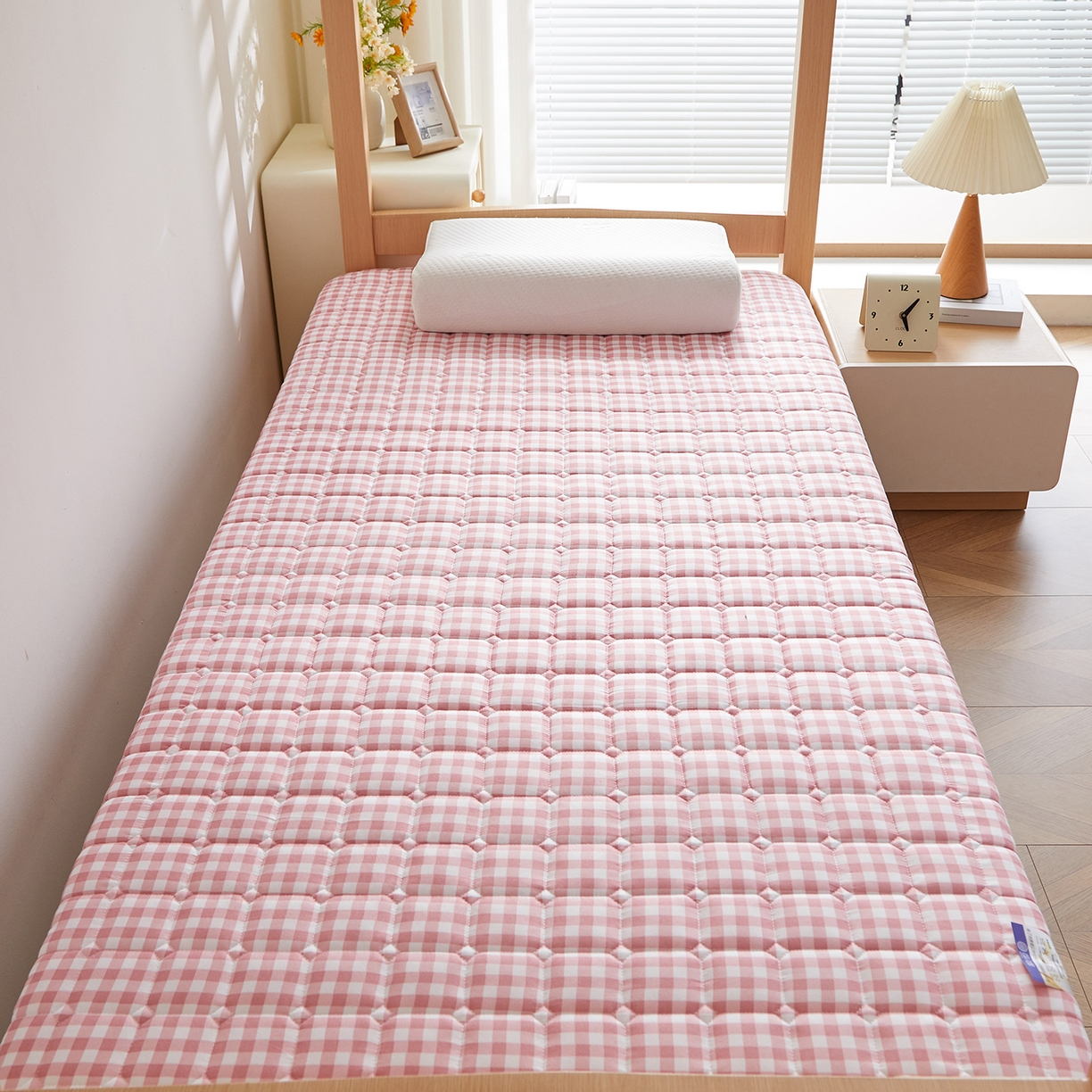 91家纺网 家纺一手货源 找家纺 缦吉 2025新款密格新疆棉花抗压棉学生款床垫 粉小格