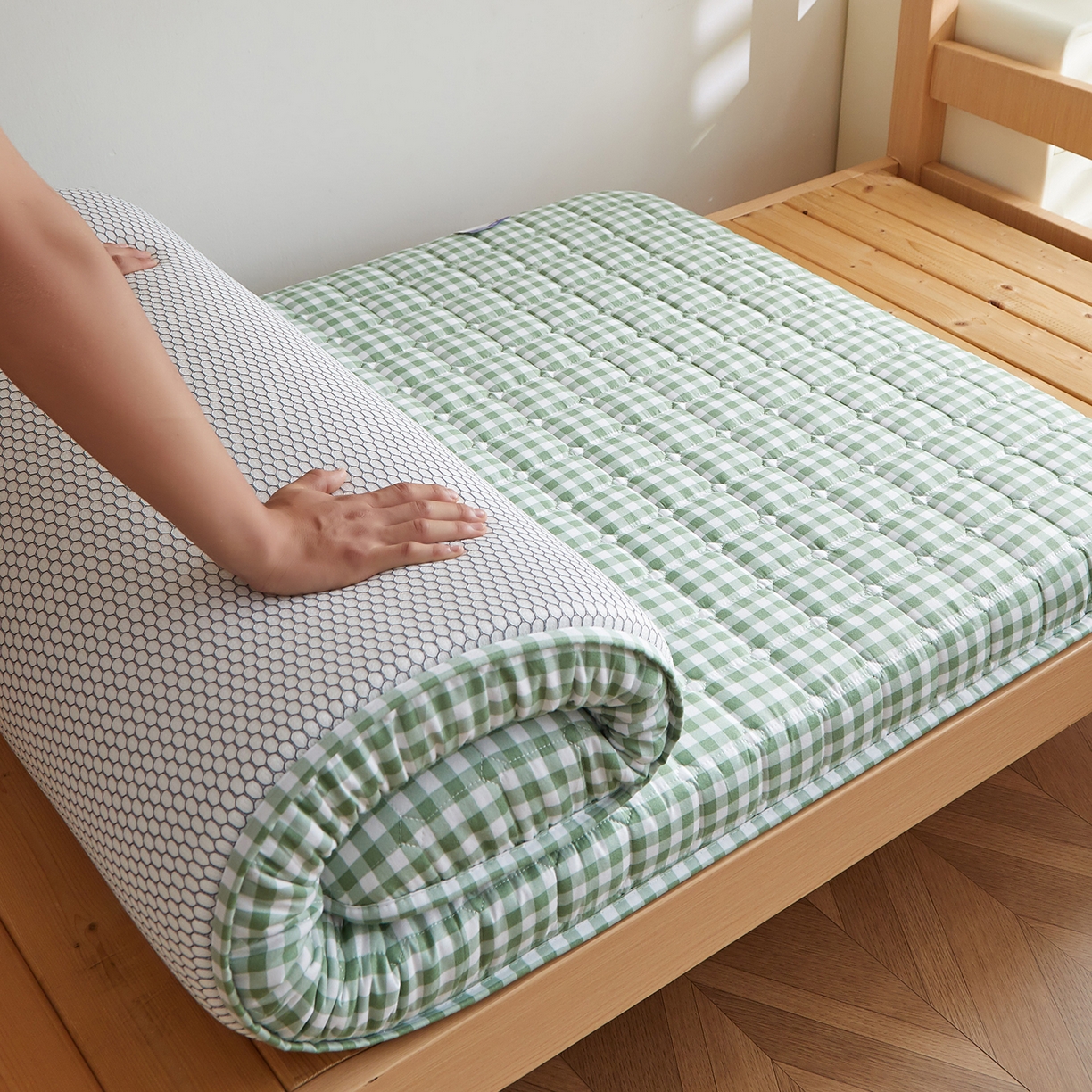 91家纺网 家纺一手货源 找家纺 缦吉 2025新款密格新疆棉花抗压棉学生款床垫 绿小格