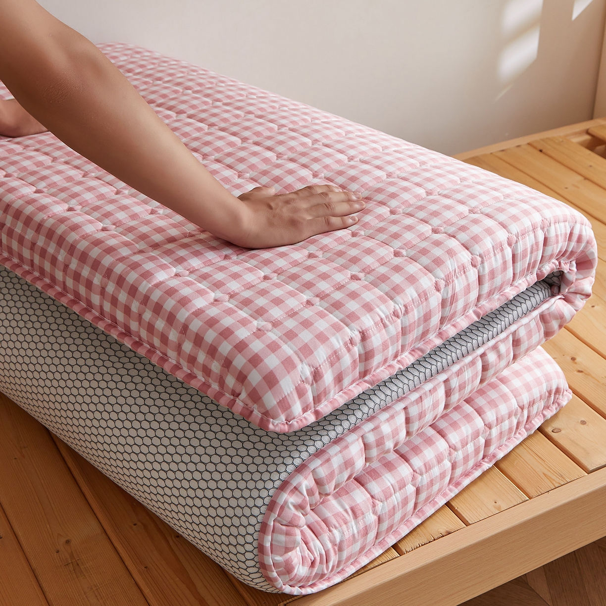 91家纺网 家纺一手货源 找家纺 缦吉 2025新款密格新疆棉花抗压棉学生款床垫 粉小格