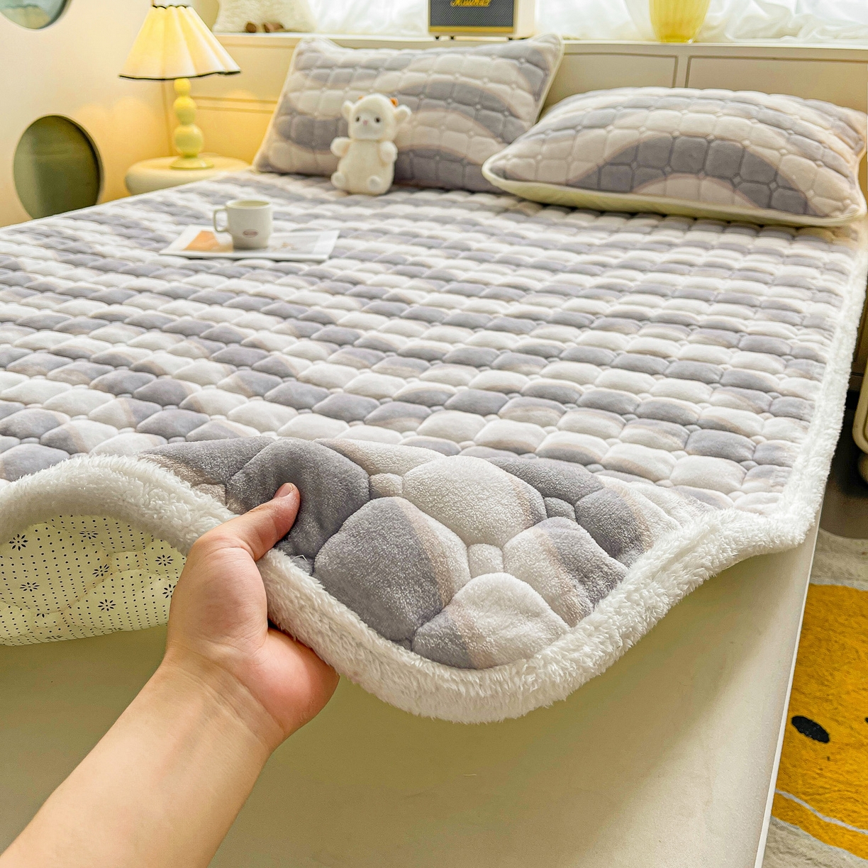 91家纺网 家纺一手货源 找家纺 眠势力 2025新款牛奶绒床垫加绒床褥子秋冬保暖珊瑚绒夹棉床护垫 乘风破浪