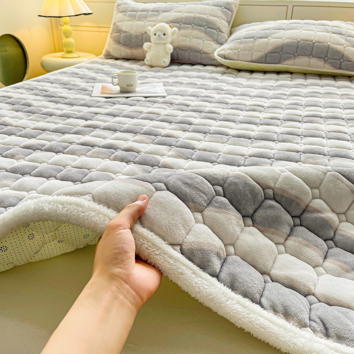 91家纺网 家纺一手货源 找家纺 眠势力 2025新款牛奶绒床垫加绒床褥子秋冬保暖珊瑚绒夹棉床护垫 乘风破浪