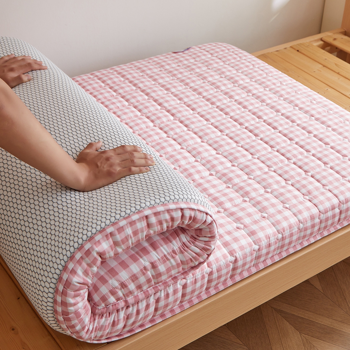 91家纺网 家纺一手货源 找家纺 缦吉 2025新款密格新疆棉花抗压棉学生款床垫 粉小格