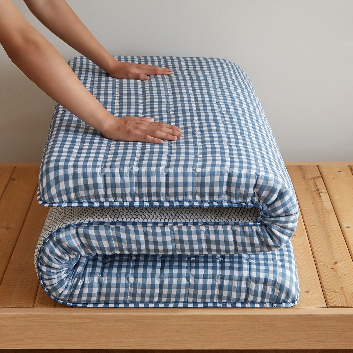 91家纺网 家纺一手货源 找家纺 缦吉 2025新款密格新疆棉花抗压棉学生款床垫 蓝小格