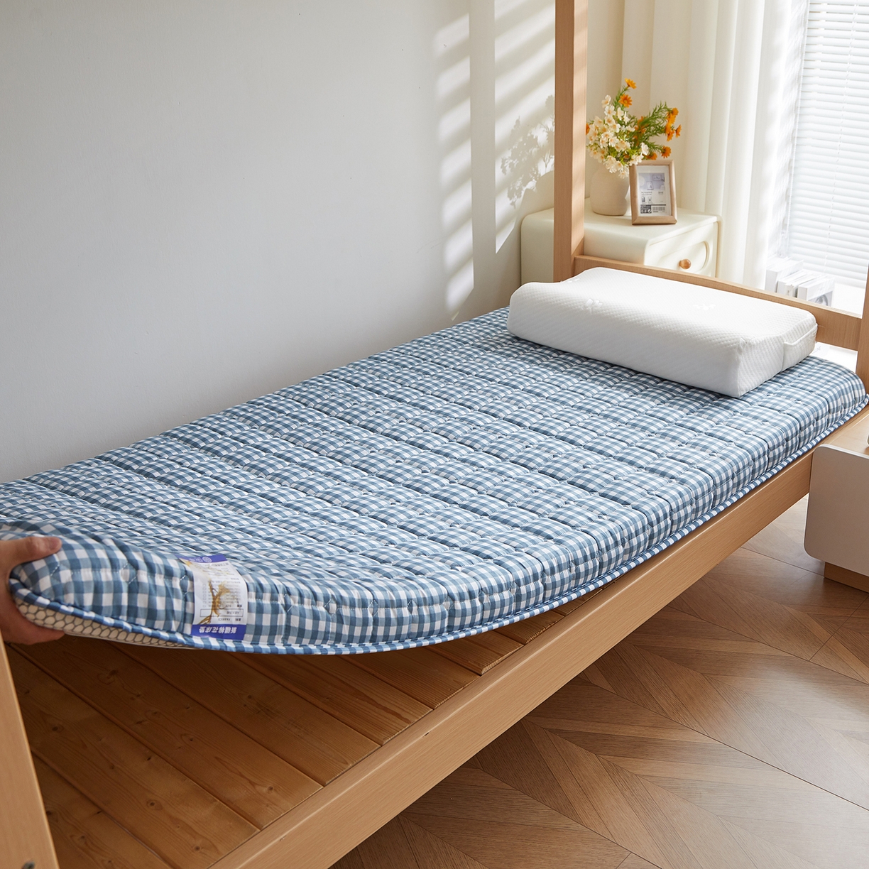 91家纺网 家纺一手货源 找家纺 缦吉 2025新款密格新疆棉花抗压棉学生款床垫 蓝小格