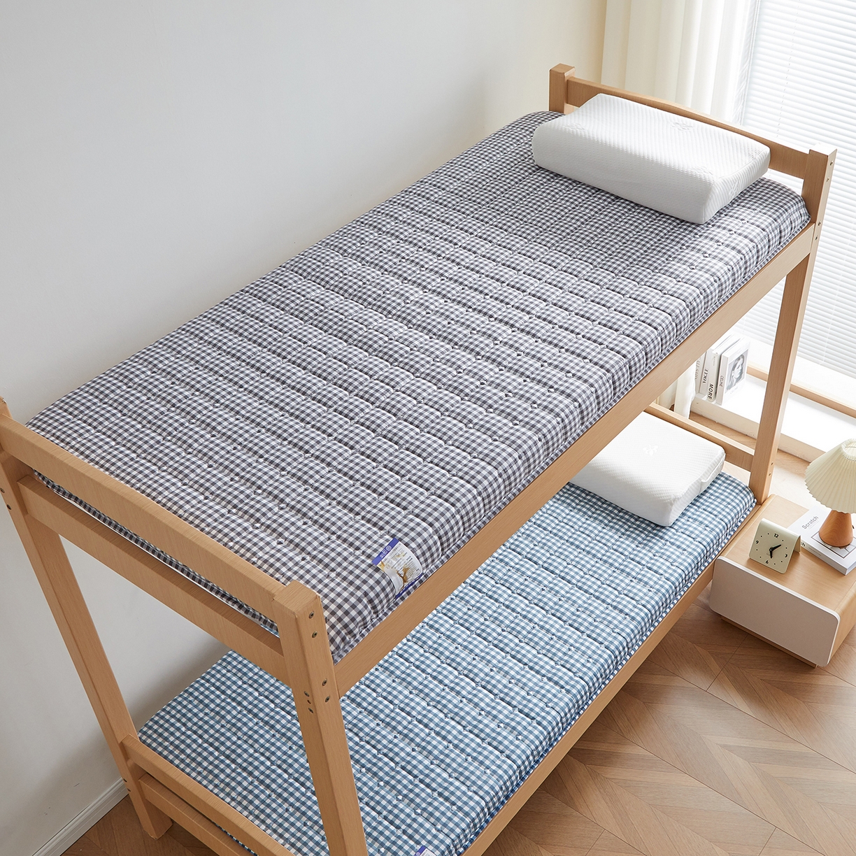 91家纺网 家纺一手货源 找家纺 缦吉 2025新款密格新疆棉花抗压棉学生款床垫 蓝小格