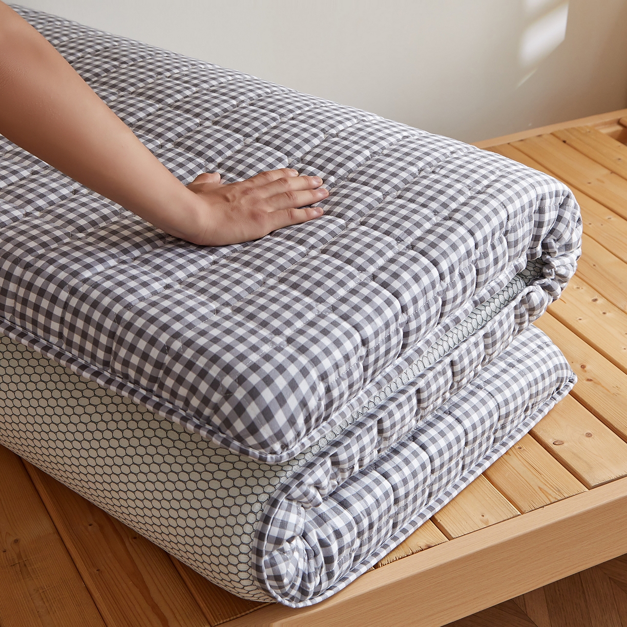 91家纺网 家纺一手货源 找家纺 缦吉 2025新款密格新疆棉花抗压棉学生款床垫 黑小格