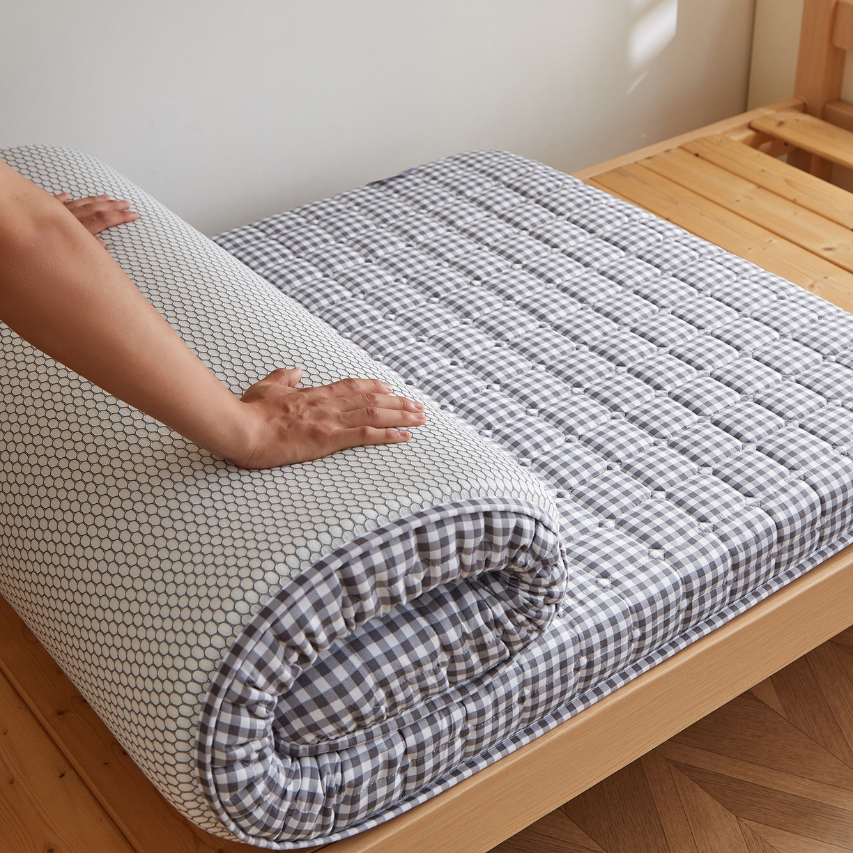 91家纺网 家纺一手货源 找家纺 缦吉 2025新款密格新疆棉花抗压棉学生款床垫 黑小格