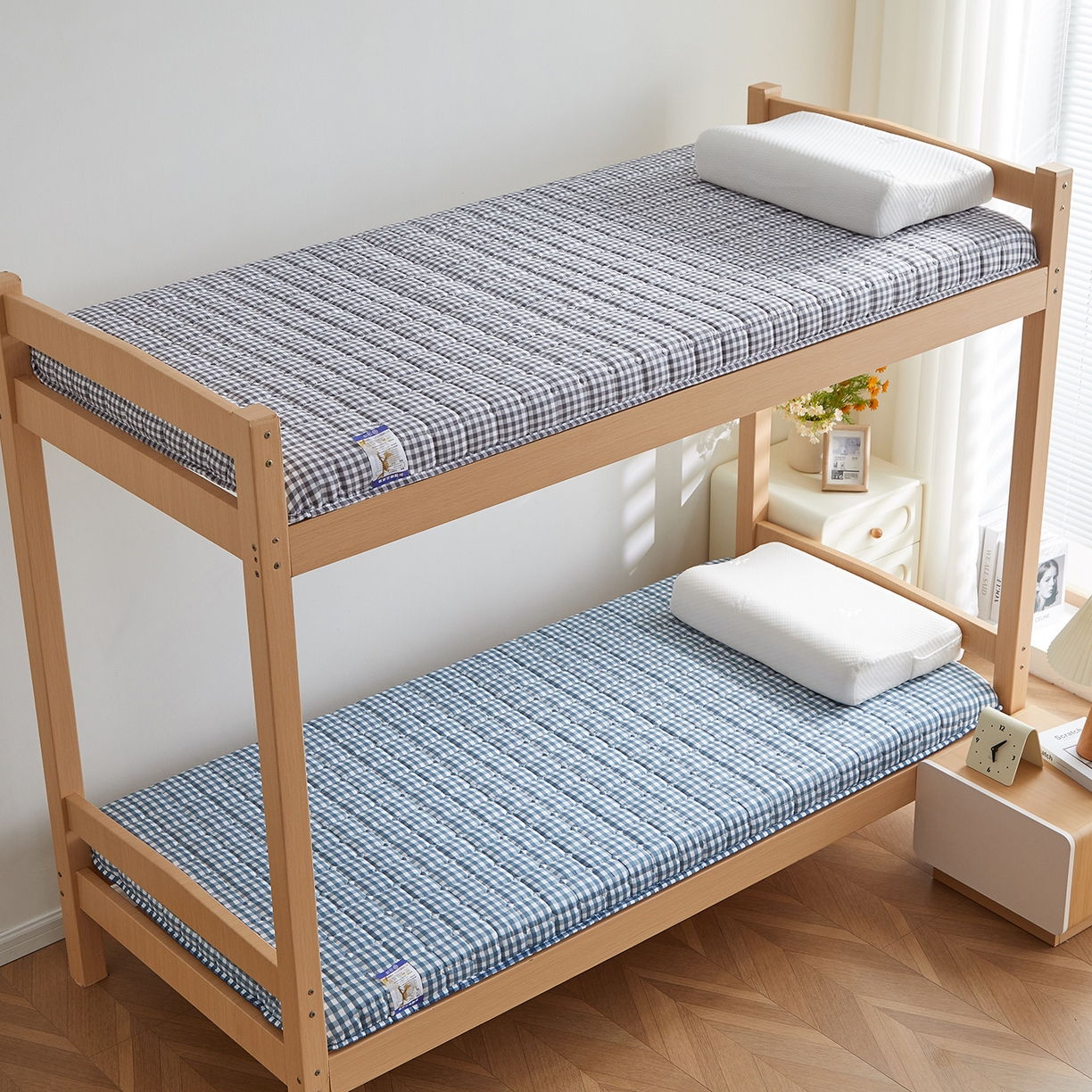 91家纺网 家纺一手货源 找家纺 缦吉 2025新款密格新疆棉花抗压棉学生款床垫 蓝小格