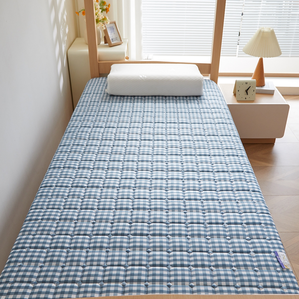 91家纺网 家纺一手货源 找家纺 缦吉 2025新款密格新疆棉花抗压棉学生款床垫 蓝小格