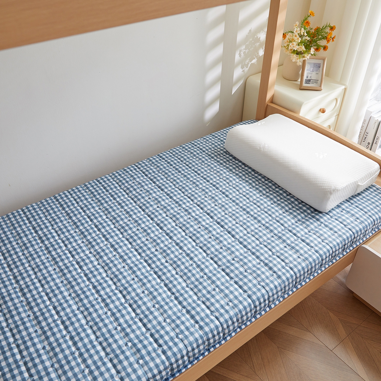 91家纺网 家纺一手货源 找家纺 缦吉 2025新款密格新疆棉花抗压棉学生款床垫 蓝小格