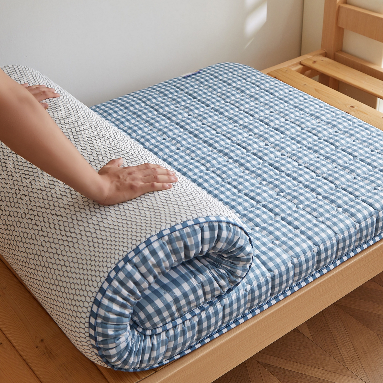 91家纺网 家纺一手货源 找家纺 缦吉 2025新款密格新疆棉花抗压棉学生款床垫 蓝小格