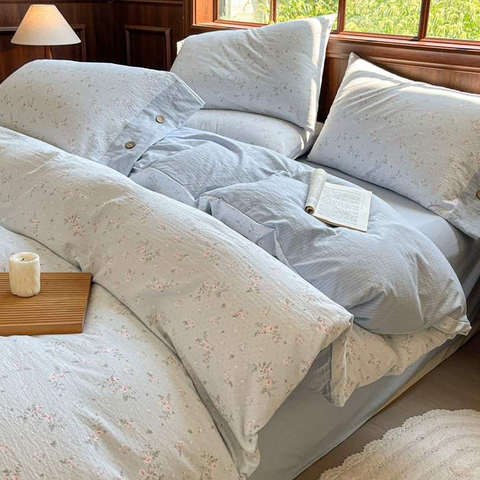 91家纺网 家纺一手货源 找家纺 爱彼家纺 2025新款亲肤舒适原麻亚麻水洗棉四件套-纽扣款 蓝雾漫枝