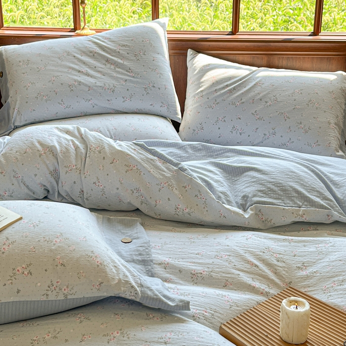 91家纺网 家纺一手货源 找家纺 爱彼家纺 2025新款亲肤舒适原麻亚麻水洗棉四件套-纽扣款 蓝雾漫枝