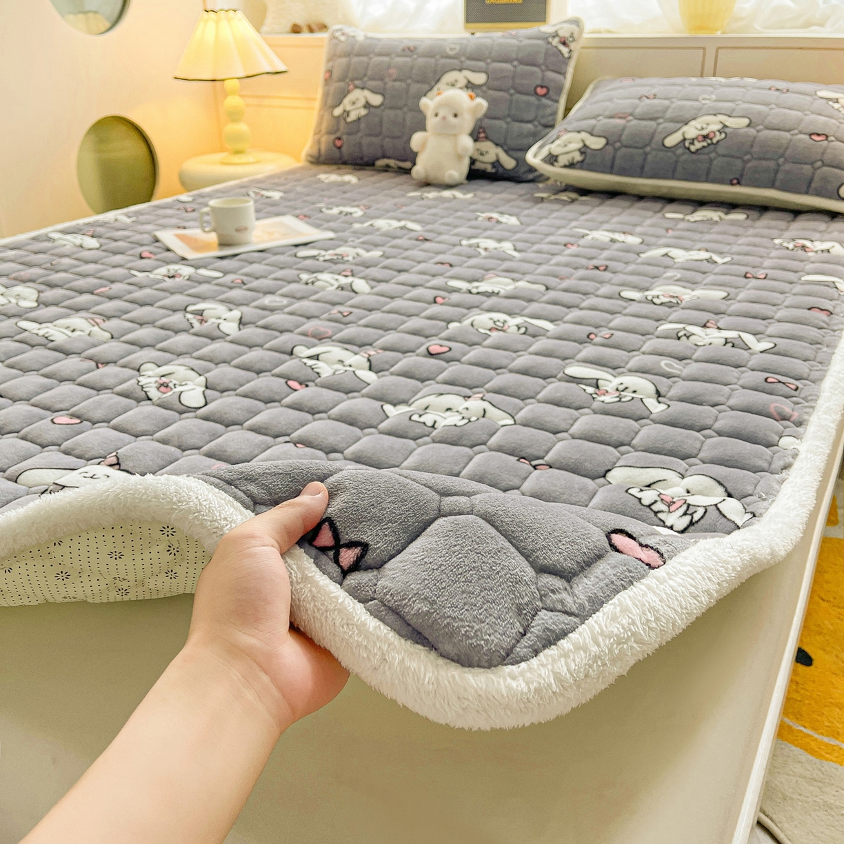 91家纺网 家纺一手货源 找家纺 眠势力 2025新款牛奶绒床垫加绒床褥子秋冬保暖珊瑚绒夹棉床护垫 大耳朵