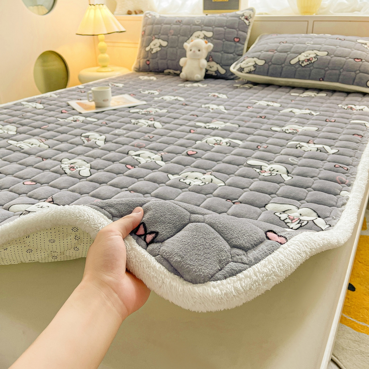 91家纺网 家纺一手货源 找家纺 眠势力 2025新款牛奶绒床垫加绒床褥子秋冬保暖珊瑚绒夹棉床护垫 大耳朵