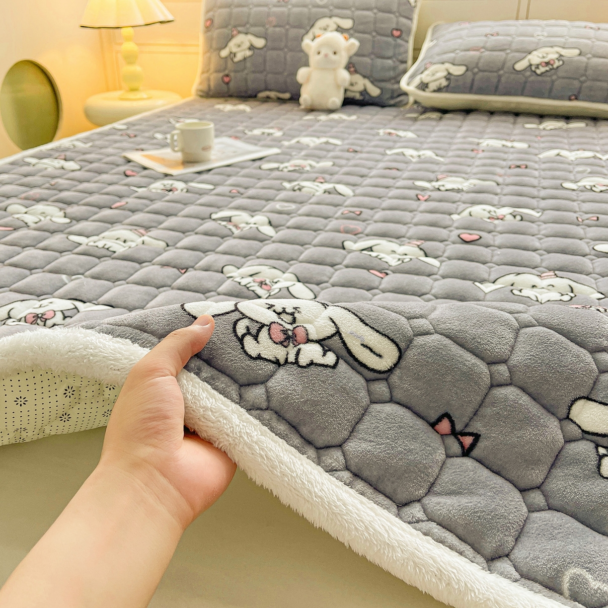 91家纺网 家纺一手货源 找家纺 眠势力 2025新款牛奶绒床垫加绒床褥子秋冬保暖珊瑚绒夹棉床护垫 大耳朵