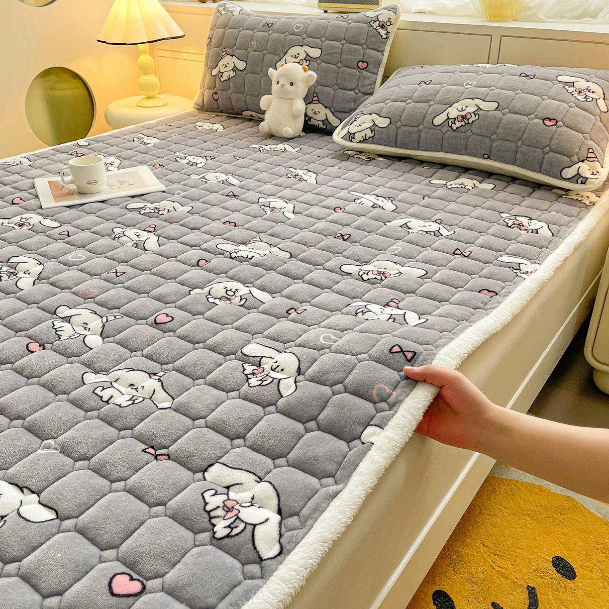 91家纺网 家纺一手货源 找家纺 眠势力 2025新款牛奶绒床垫加绒床褥子秋冬保暖珊瑚绒夹棉床护垫 大耳朵