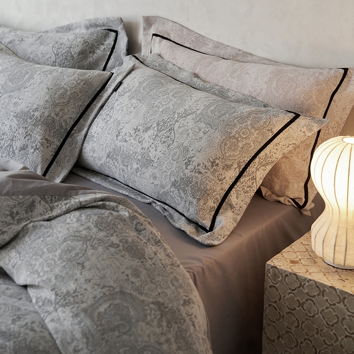 91家纺网 家纺一手货源 找家纺 宜代光年 2025新款水洗三层纱色织大提花四件套（织带枕套） 神秘塔罗 灰