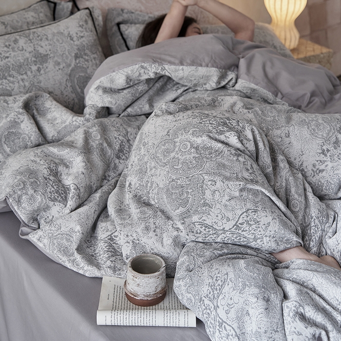 91家纺网 家纺一手货源 找家纺 宜代光年 2025新款水洗三层纱色织大提花四件套（织带枕套） 神秘塔罗 灰