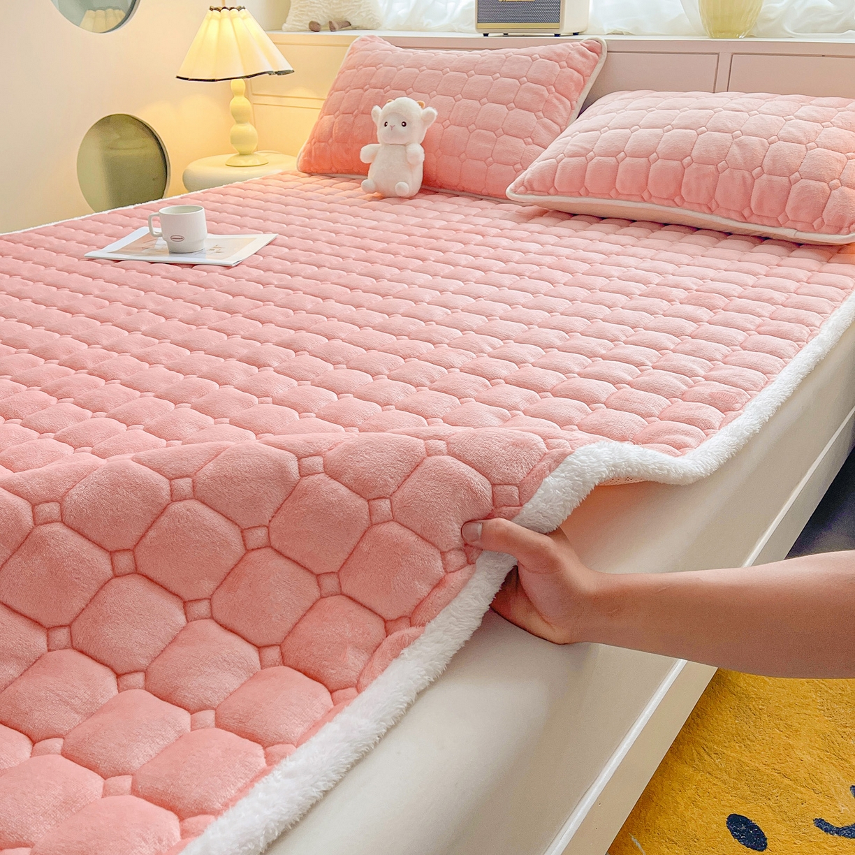 91家纺网 家纺一手货源 找家纺 眠势力 2025新款牛奶绒床垫加绒床褥子秋冬保暖珊瑚绒夹棉床护垫 粉玉