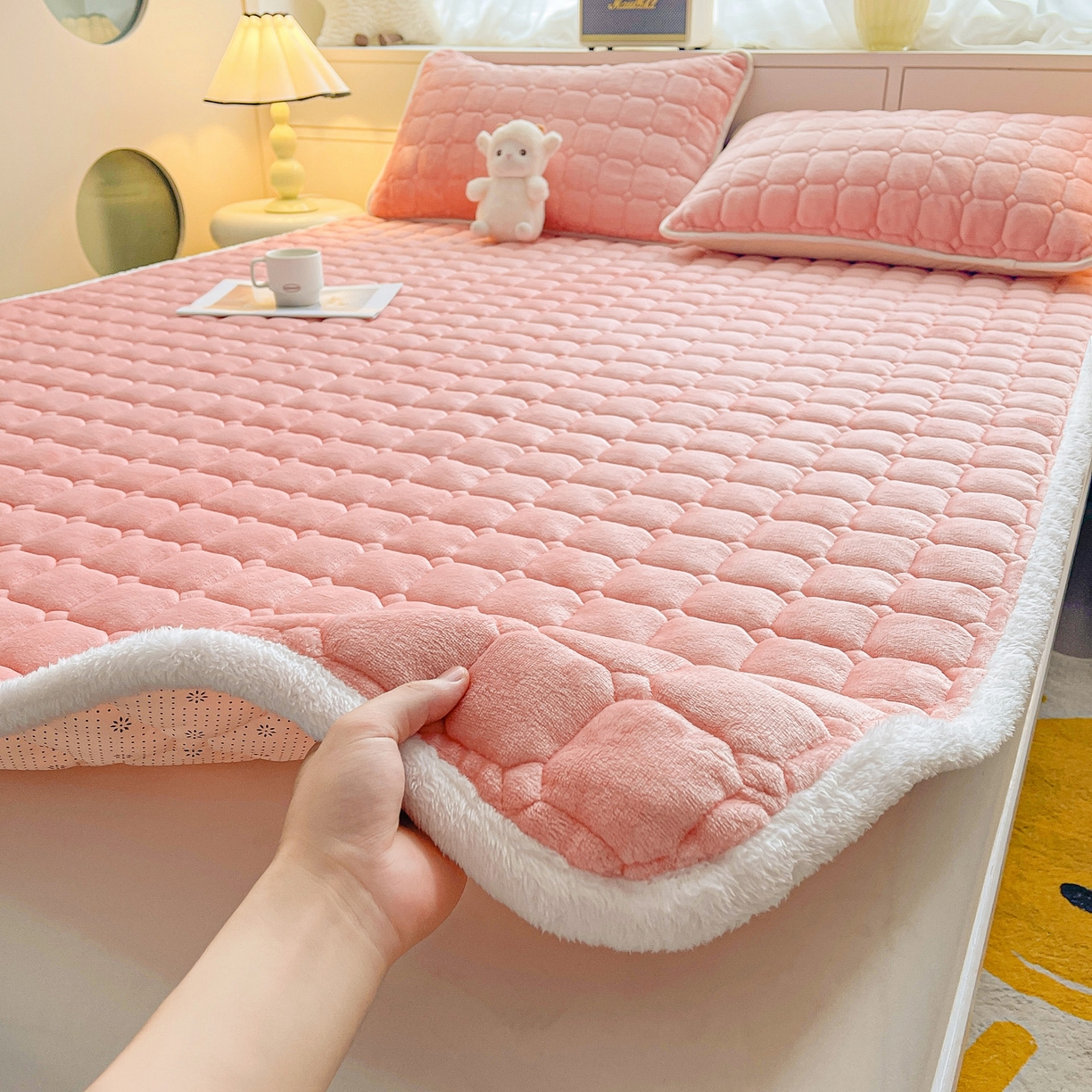 91家纺网 家纺一手货源 找家纺 眠势力 2025新款牛奶绒床垫加绒床褥子秋冬保暖珊瑚绒夹棉床护垫 粉玉