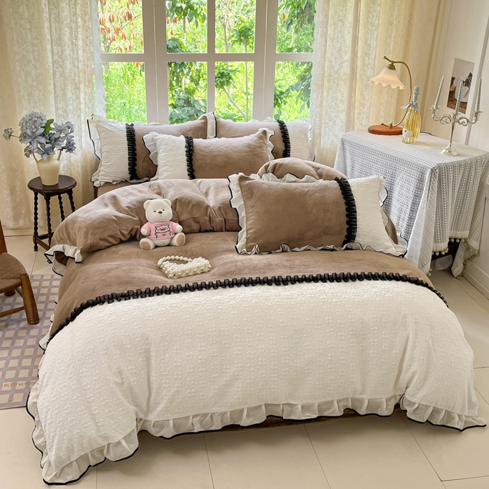 91家纺网 家纺一手货源 找家纺 艺玲家纺 2025新款牛奶绒韩版蕾丝四件套-花香梦境绒 花香梦境绒-咖色