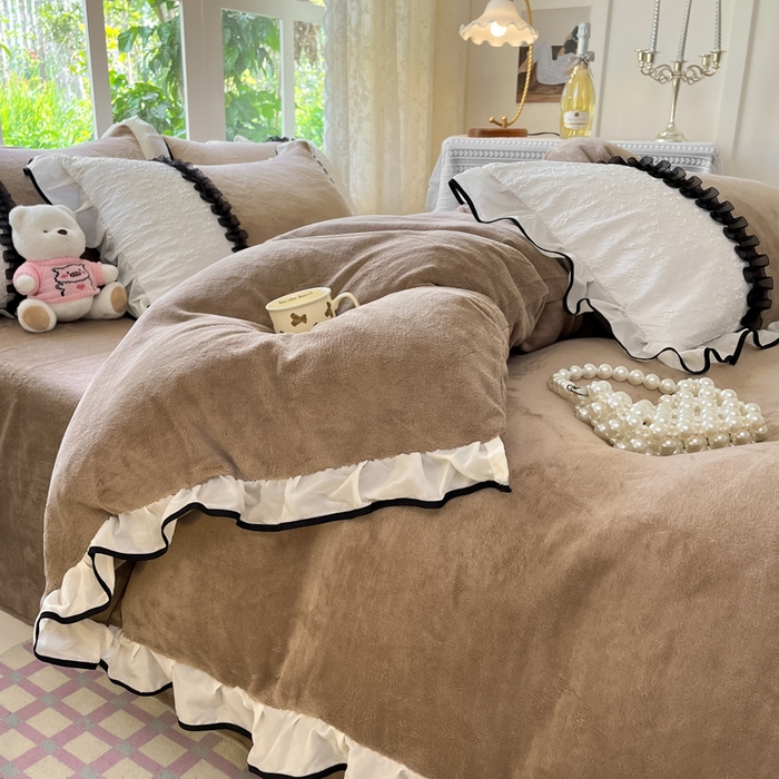 91家纺网 家纺一手货源 找家纺 艺玲家纺 2025新款牛奶绒韩版蕾丝四件套-花香梦境绒 花香梦境绒-咖色