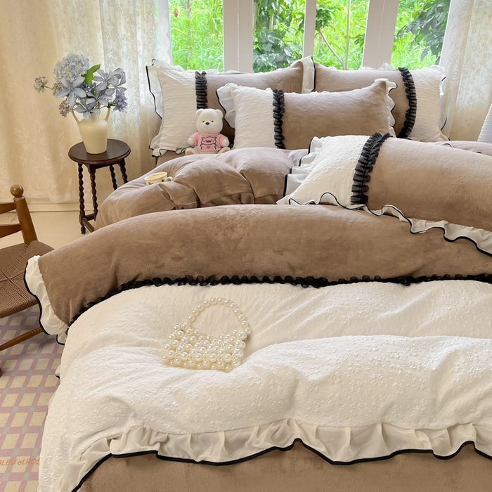 91家纺网 家纺一手货源 找家纺 艺玲家纺 2025新款牛奶绒韩版蕾丝四件套-花香梦境绒 花香梦境绒-咖色